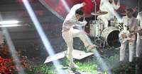 Itāļu dziedātājs Blanko dusmu lēkmē demolē “Sanremo” skatuvi