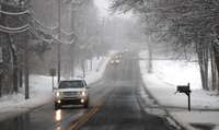 Sniegs un apledojums apgrūtina braukšanu lielākajā daļā Latvijas teritorijas
