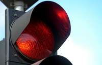 Pie luksofora sarkanā signāla Parka ielā Liepājā “sakabina vilcieniņu”