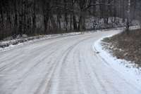 Šorīt lielākajā Latvijas daļā ceļi sniegoti un apledo