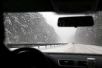 Sniega un apledojuma dēļ visā Latvijā apgrūtināta braukšanu pa valsts galvenajiem un reģionālajiem autoceļiem