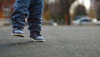 Sarkandaugavā uz ielas atrasts noklīdis trīs gadus vecs bērns bez virsdrēbēm un apaviem
