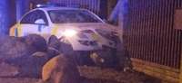 Foto un video: Pulkveža Brieža ielā žogu taranē policijas auto, kas vajāja “zāli” pīpējuša jaunieša vadītu “BMW”