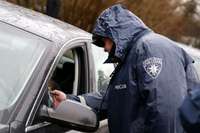 Rīgā autovadītāja 1,56 promiļu reibumā mēģina uzpirkt policistus
