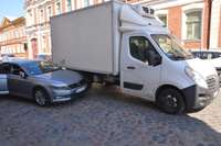 Foto: Graudu ielā saduras automašīna “Volkswagen Passat” un kravas auto “Opel Movano”