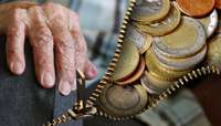 Aptauja: Latvijā 49% iedzīvotāju netic vecuma pensijai kā nodrošinājumam vecumdienās