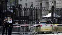 Londonā pēc auto ietriekšanās Dauningstrītas vārtos aizturēts vīrietis