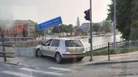 “Opelis” uz Jaunā tilta piespiež “golfu” iebraukt ceļa zīmē