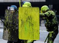 Krievijas tiesa Krimas māksliniekam par ēkas apliešanu ar dzeltenu un zilu krāsu piespriež 15 gadus cietumā