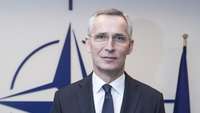 Diplomāti: NATO valstis vienojušās pagarināt Stoltenberga mandātu