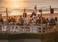 “Red Sun Buffet” pludmales kafejnīcu arī jūlijā piepildīs koncerti un ballītes