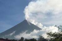 Filipīnās no vulkāna apkārtnes sākta 10 000 cilvēku evakuācija