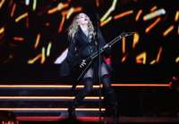 Madonna slimības dēļ atliek pasaules turneju