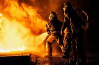 Karsta nakts Dienvidkurzemē: Kalētos liesmo divstāvu māja – cieš cilvēks, Vaiņodē deg dzīvoklis