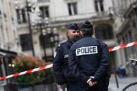 Francijā vīrietis ar nazi ievaino četrus bērnus