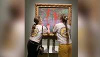 Vides aktīvistes Stokholmā nosmērējušas ar sarkanu krāsu Monē gleznas aizsargstiklu