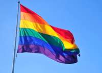 NA, LRA un GKR Rīgas domes deputāti aicina noņemt LGBTQ kopienas karogu no domes ēkas