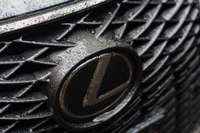 “Lexus” trilleris ar pakaļdzīšanos Priekulē par dārgu cenu