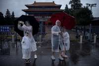 Ķīnas ziemeļos vētras dēļ izsludināta trauksme