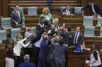 Kosovas parlamentā izceļas kautiņš