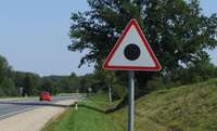 “Avis”: Latvijā vajadzētu apsvērt ceļa zīmes “Melnais punkts” ieviešanu