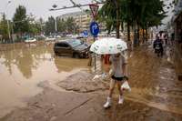 Spēcīgajās lietusgāzēs Pekinā gājuši bojā vismaz 11 cilvēki
