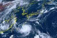 Japānas Okinavas salai tuvojas spēcīgs taifūns