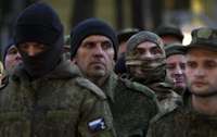 Baltais nams: Krievu karavīri Ukrainā par atteikšanos iet uzbrukumā tiek nošauti