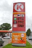 Degvielas cenas Rīgā palielinās, bet Tallinā un Viļņā samazinās