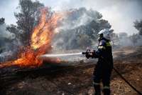 Grieķijas ugunsdzēsēji turpina cīņu ar savvaļas ugunsgrēkiem