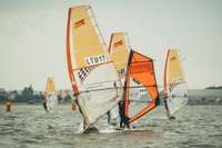 Latvijas vindsērfinga čempionāta otrā diena aizvadīta ar lēnu vēju un vienu braucienu