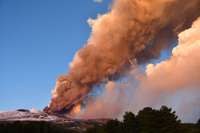 Etnas vulkāna izvirduma dēļ uz laiku slēgta Katānijas lidosta
