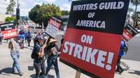 Panākta vienošanās, kas varētu izbeigt Holivudas scenāristu streiku