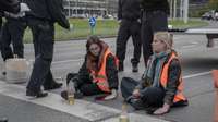 Klimata aktīvisti pielīmējas pie Berlīnes ielām