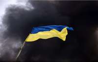 Jaunietim ar Ukrainas karogu uzbrukušā vīrieša dzīvesbiedrei policistei piespriež 9300 eiro naudas sodu