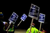 ASV autobūves uzņēmumu darbinieku streikam pievienojas vēl 5000 cilvēku