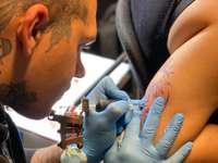 “Tinte un kafija” aicina uz gada gaidītāko pasākumu – tetovējumi un pīrsingi bez rindas