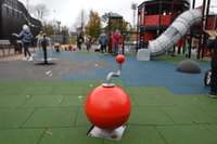 Bērnu vecāki vēlētos, lai Jūrmalas parka rotaļlaukuma bumba skanētu latviski