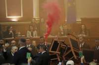 Albānijas opozīcija ar signālraķetēm un krēslu kaudzēm izjauc parlamenta balsojumu par budžetu