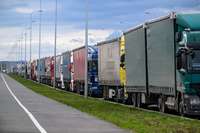 Uz Ukrainas-Polijas robežas nobloķēti 20 000 transporta līdzekļu