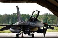Ukrainas pilotu apmācība ar F-16 norit pēc plāna