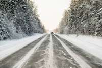 LVC: Otrdienas rītā lielākā daļa Latvijas autoceļu sniegoti un apledo, aicina plānot papildu laiku braucieniem