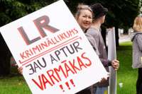 Pie Saeimas virs 100 cilvēkiem protestē pret Stambulas konvenciju