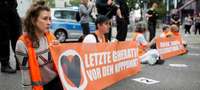 Simtiem klimata aktīvistu bloķē vienu no galvenajām Berlīnes ielām
