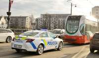Policija atklāj piektdienas sastrēguma vaininieku – tramvaja vadītājs uzbrauca “BMW”