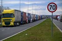 ĀM: Jārēķinās ar garām kravas automašīnu rindām uz Polijas un Ukrainas robežas