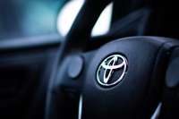 Iereibusi dāma ar “Toyotu” Grobiņā “nones” ceļazīmi un izraisa sadursmi ar “VW”