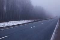 Trešdienas rītā daudzviet Latvijā apledojums, slapjš sniegs un migla apgrūtina braukšanu