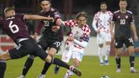 Latviešiem vāja aizsardzība spēles ievadā un bezcerīgs zaudējums horvātiem