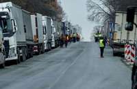 Polijas kravas auto šoferi atsāks Ukrainas robežpunkta blokādi
